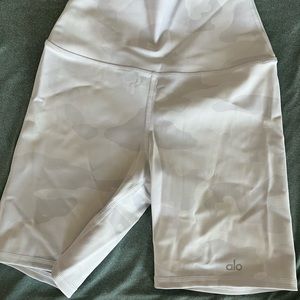 Alo 7” high waist vapor short - white camouflage